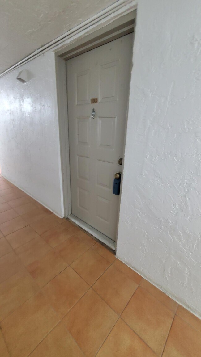 Building Photo - 721 N Pine Island Rd