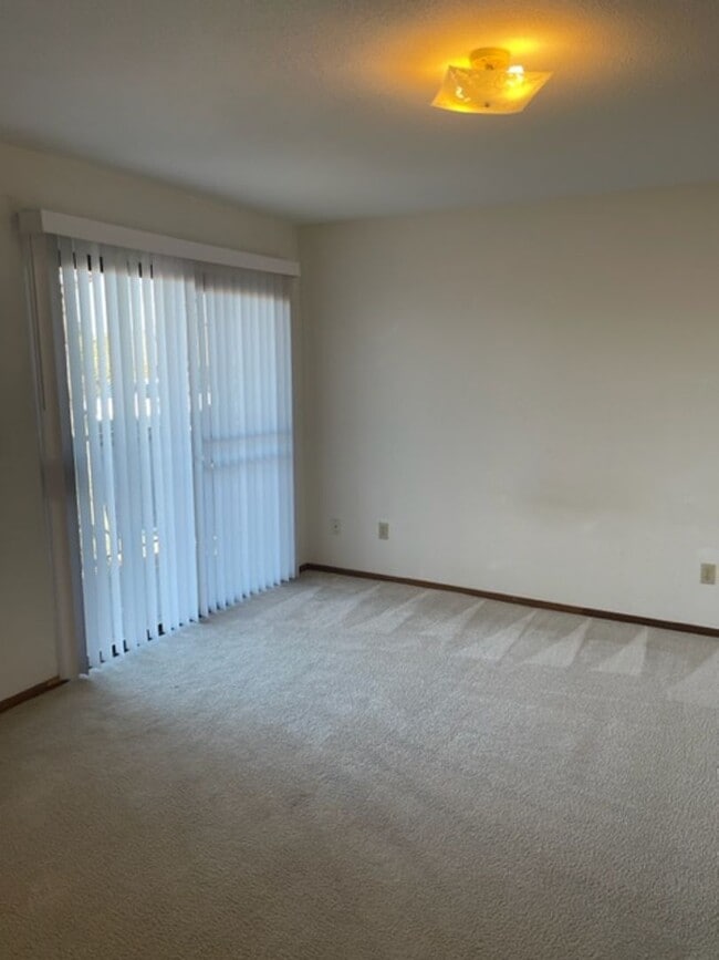 Building Photo - Redding townhome close to shopping with 1 car garage