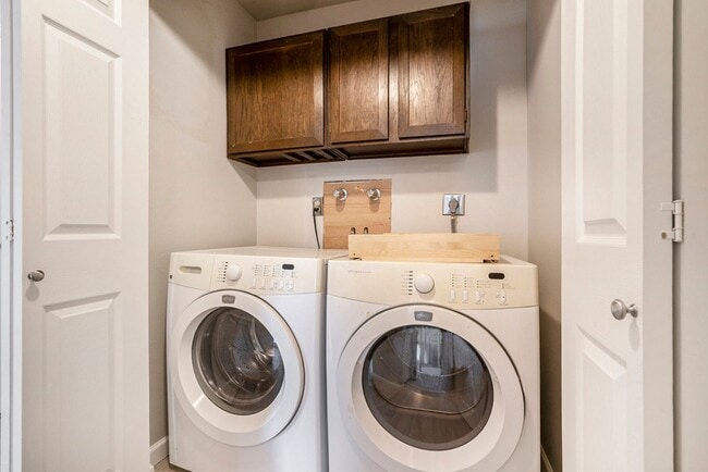 Building Photo - Spacious End Unit in Thornton