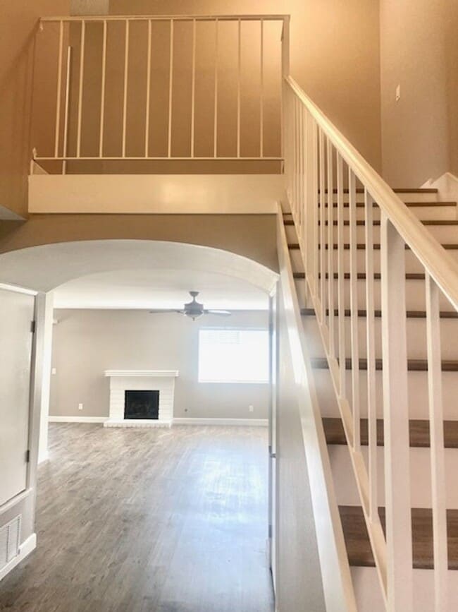 Building Photo - Spacious home/townhome in wonderful neighb...