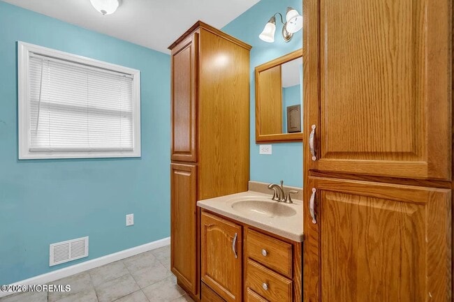 Building Photo - 518 River Dr