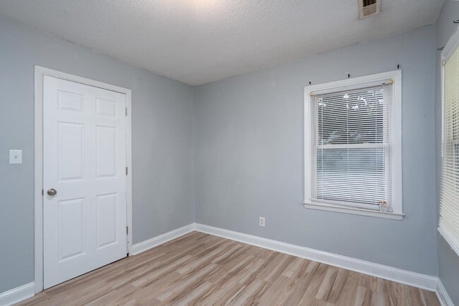Building Photo - 113 Crestview Dr