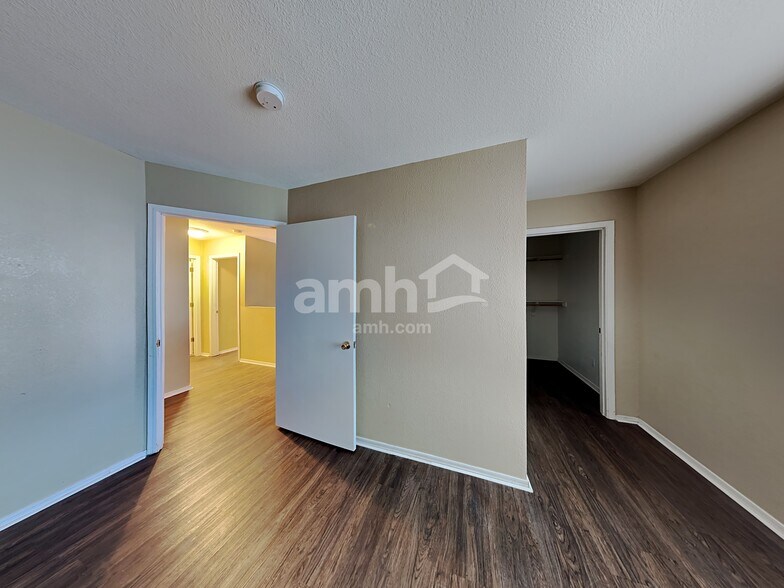 Building Photo - 494 W Great White St