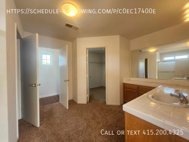Building Photo - 3947 S Oak View St