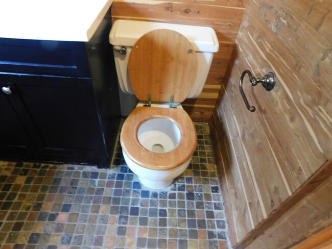 Building Photo - Beautiful 2 Bedrrom, 1.5 Bathroom Condo