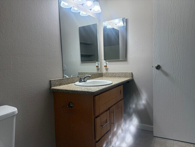 Building Photo - Remodeled South East Condo