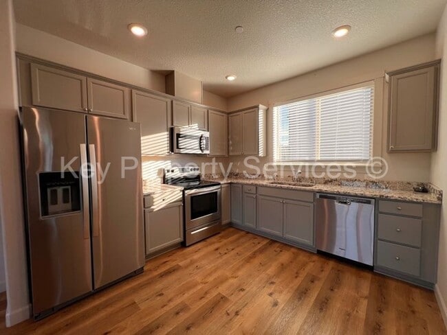 Building Photo - Woodland Townhome Just Minutes from i5