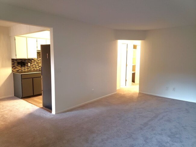 Building Photo - Charming Updated 2 bed/1 bath Condo on Ground Floor in Desirable Irvington District! W/S/T included