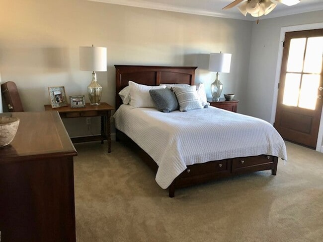 Building Photo - 3 bedroom, 3 Bath in Oxford, small fenced yard.