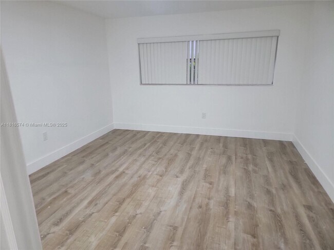 Building Photo - 9371 Fontainebleau Blvd