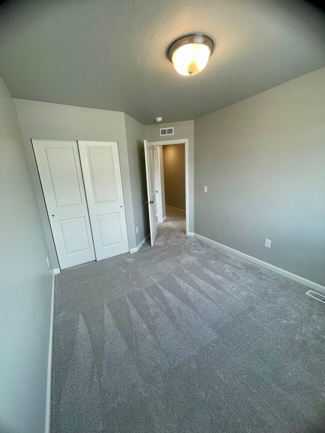 Building Photo - New 4 Bedroom Townhome