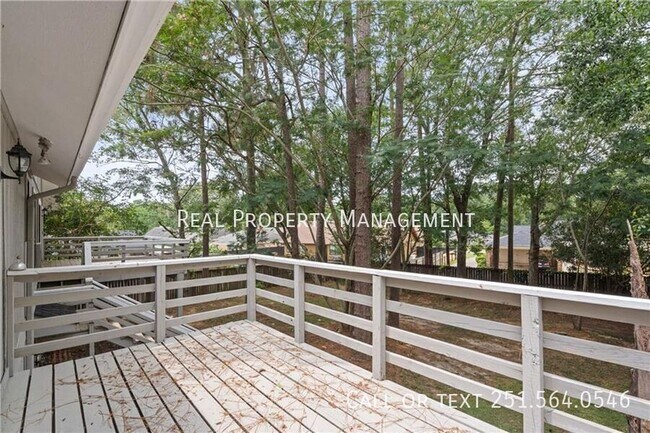 Building Photo - 2004 Pine Needle Dr E