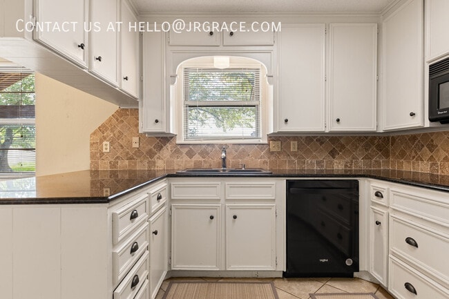 Building Photo - 429 Lindenwood Ln W