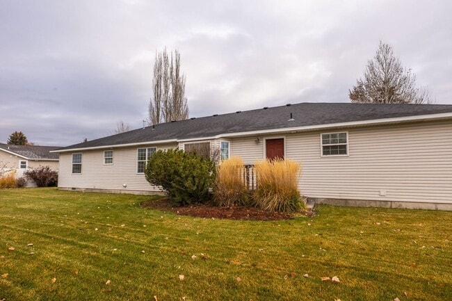 Building Photo - 3 Bedroom 2 bath home in Sugar City Idaho 2 stall garage in awesome neighborhood