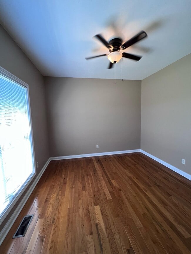 Building Photo - 212 Lakeside Dr