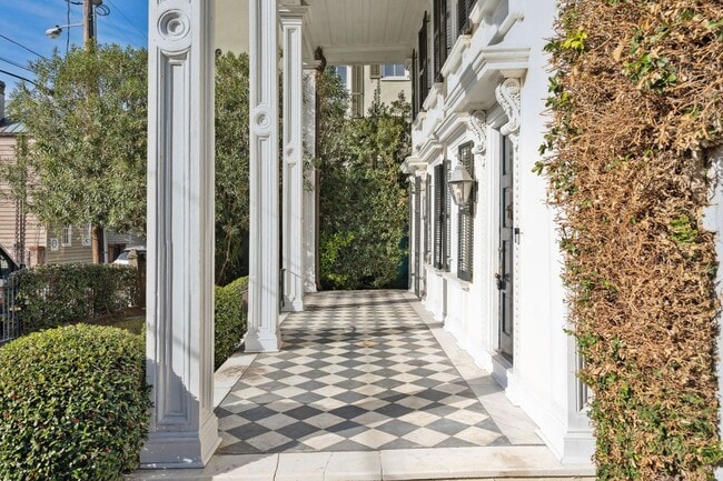 Building Photo - Gorgeous Historic South of Broad Home