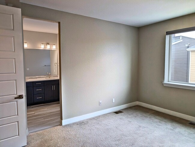 Building Photo - Beautiful 2 Bed + Office + 2.5 Bath home i...