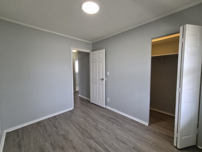 Building Photo - 3747 Ireland Dr