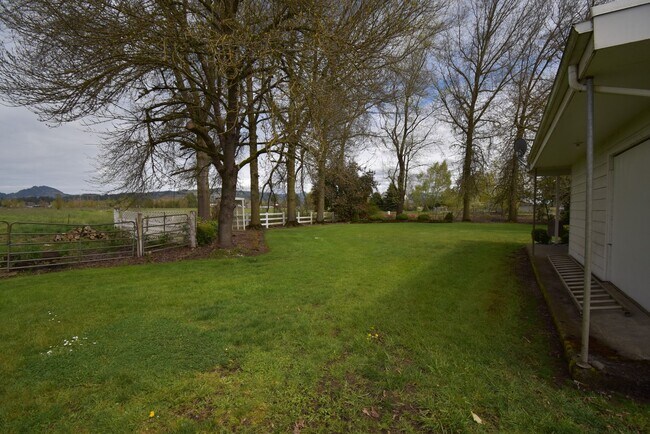 Building Photo - 34885 Lake Creek Dr