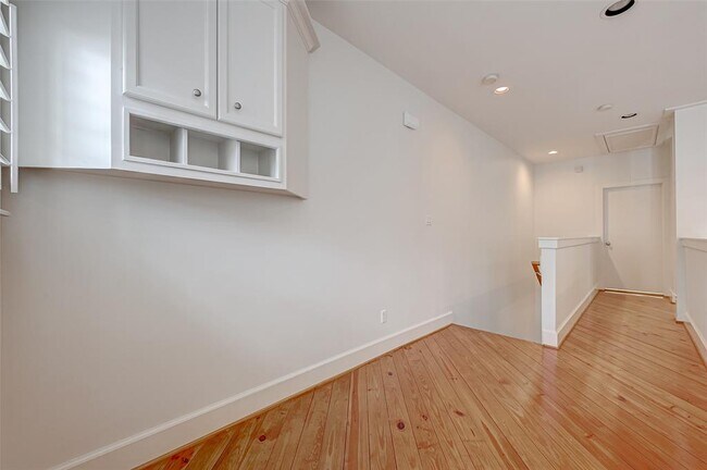 Building Photo - 915 Knox St