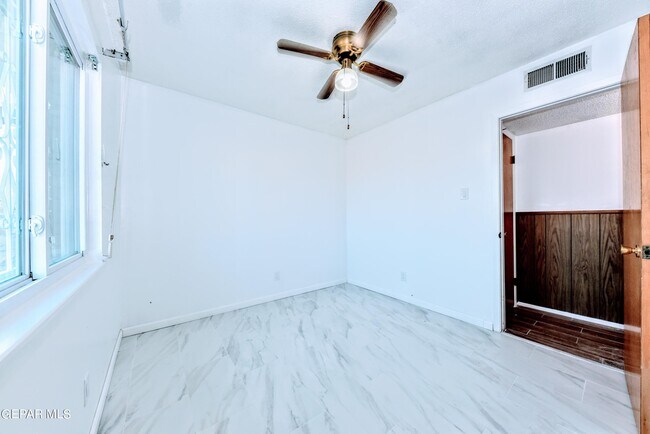 Building Photo - 4909 Winthrop Dr