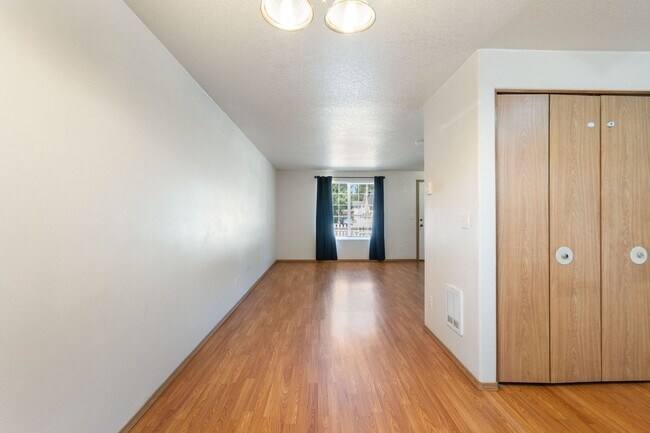 Building Photo - 1936 SE 162nd Ave