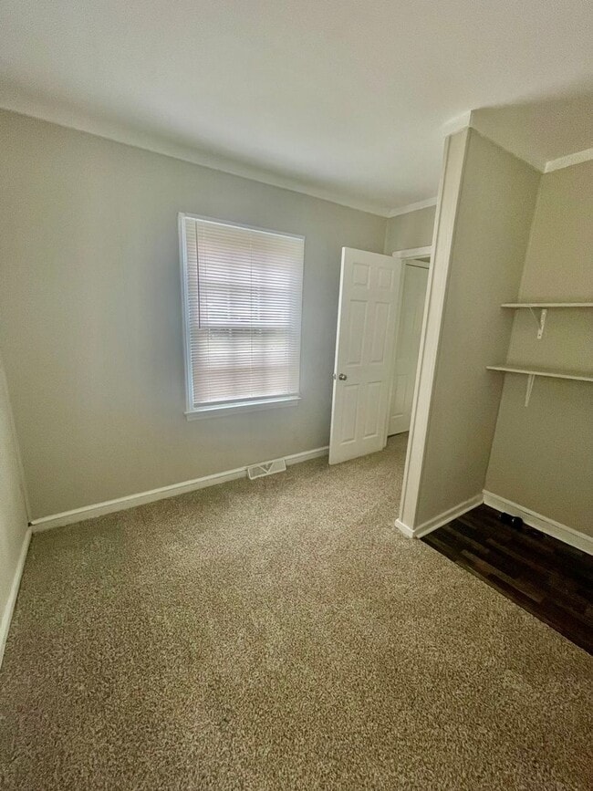 Building Photo - Don't miss out on this  2 bedroom 1 bath home . Located in Lincolnton .
