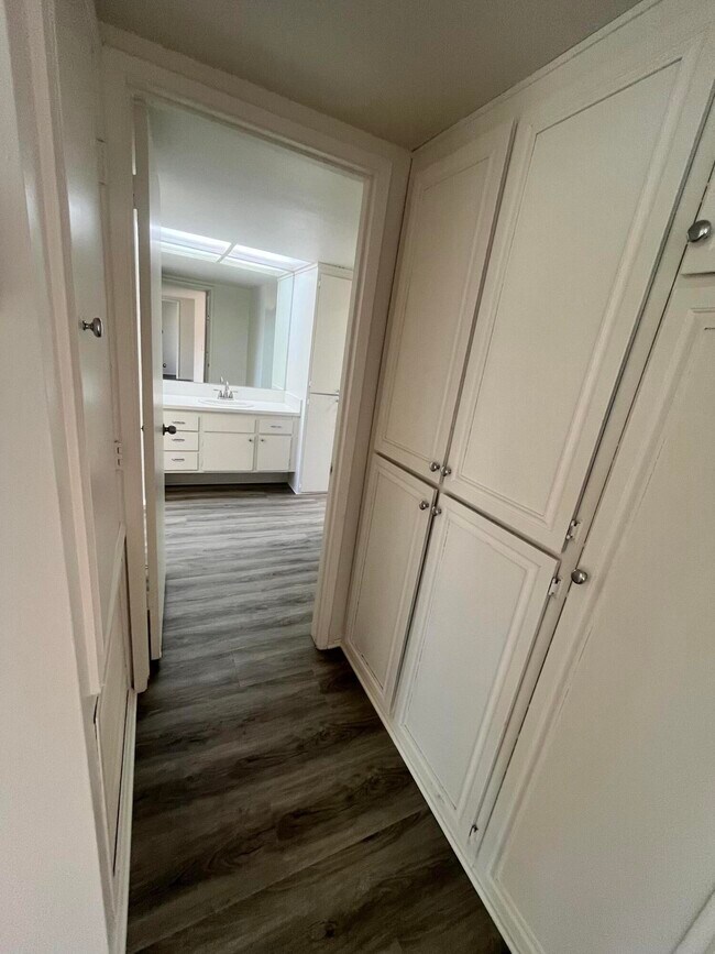 Building Photo - 1407 N Sunrise Way