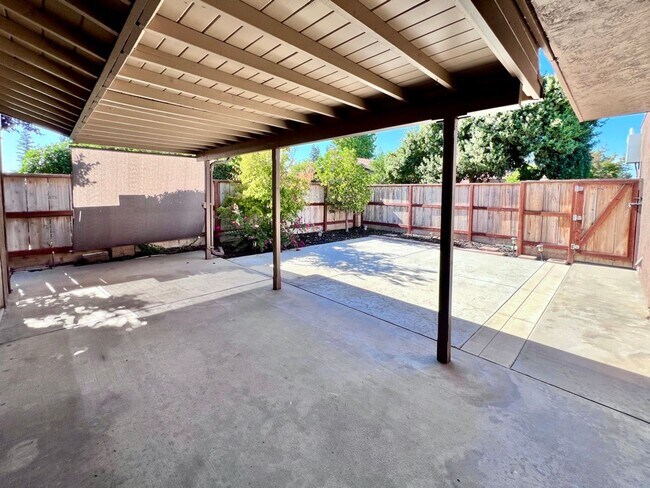 Building Photo - $2150. Shaw & Van Ness, 3 Bedroom Condo- S...