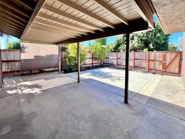 Building Photo - $2,295 Shaw & Van Ness, 3 Bedroom Condo- S...
