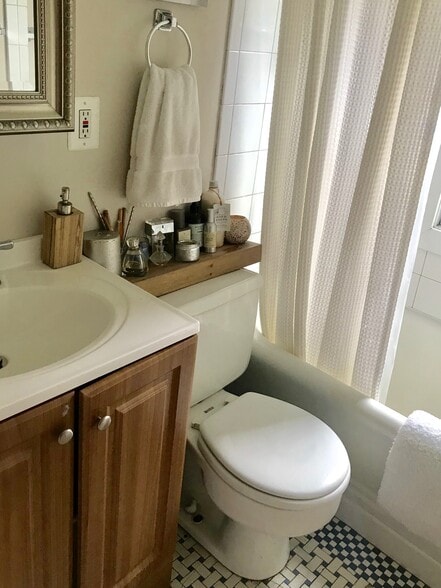 Bathroom - 215 E Bellefonte Ave