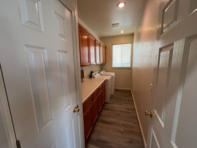 Building Photo - 3 bedroom + a loft in desirable Manteca!