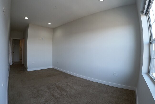 Building Photo - 4447 N Kedzie Ave