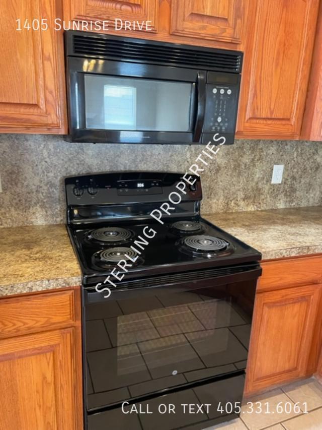 Building Photo - 1405 Sunrise Dr