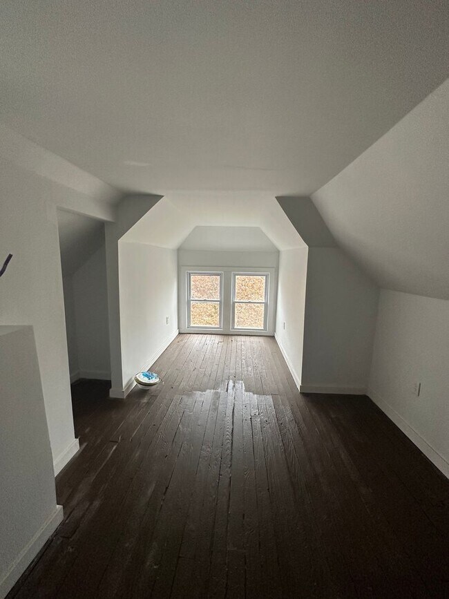 Building Photo - Cleveland East Side 4 Bedroom