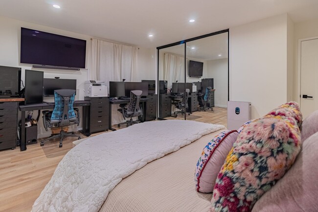 Building Photo - Beautifully remodeled top-floor 1b/1b cond...