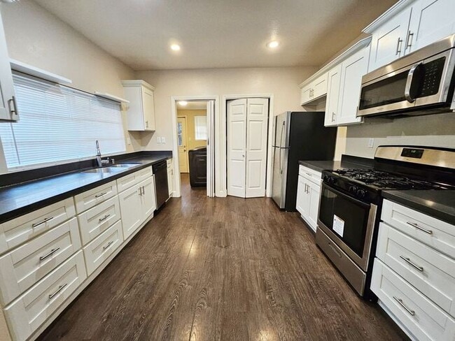 Building Photo - New Listing!