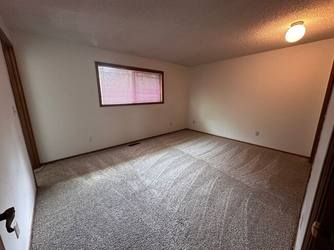 Building Photo - *COMING SOON* 3 Bedroom 2.5 bath Split level house