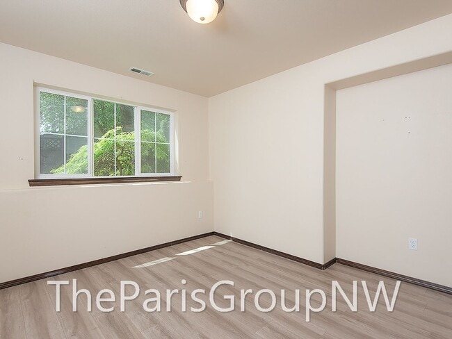 Building Photo - Super 2012 Shoreline Home – Upgrades, Wood Flrs, 3car Grg+++