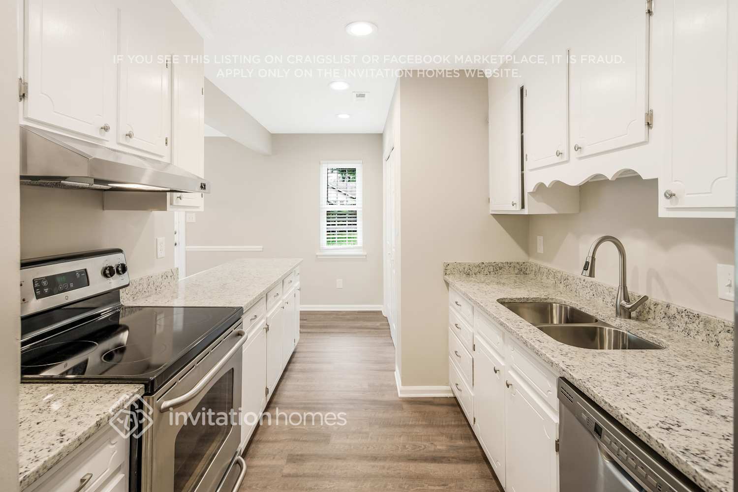 Building Photo - 10210 Camelback Cir