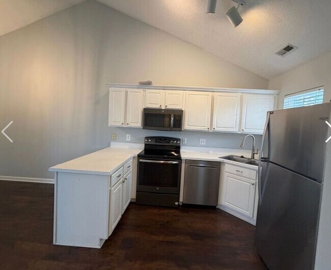 Building Photo - North Wilmington/ground floor patio home/two bedrooms. North Chase/Laney High school area.
