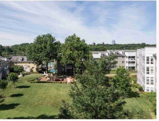 Building Photo - 4177 S Four Mile Run Dr