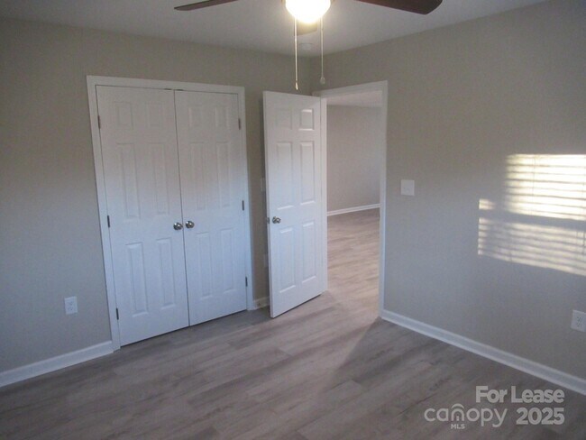 Building Photo - 1761 River Rd