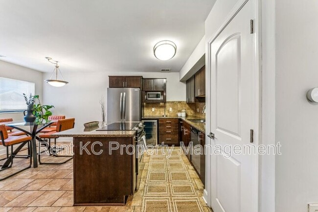 Building Photo - 530 W 10th St