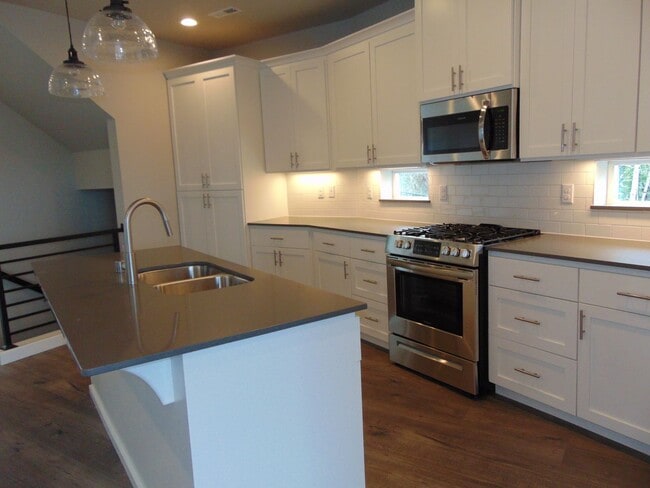 Building Photo - Beautiful 4 Bedroom Contemporary Luxury Ho...