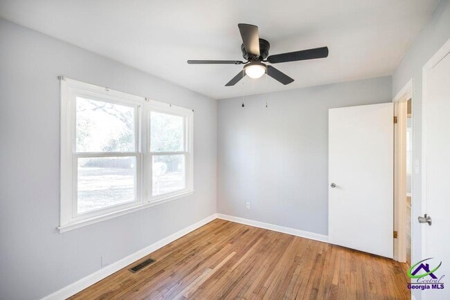 Building Photo - 718 Oakview Square