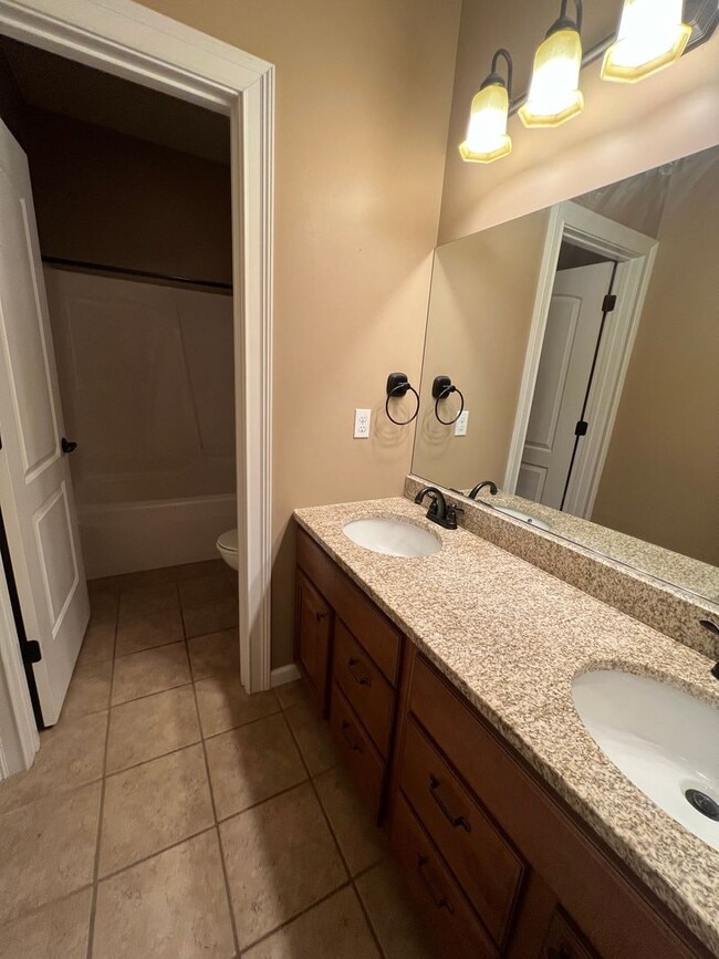 Building Photo - Luxurious 4-Bedroom Home in Fox Creek Subdivision!