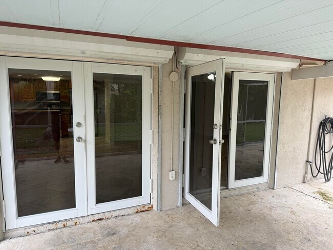 Building Photo - 11834 Greenbriar Cir