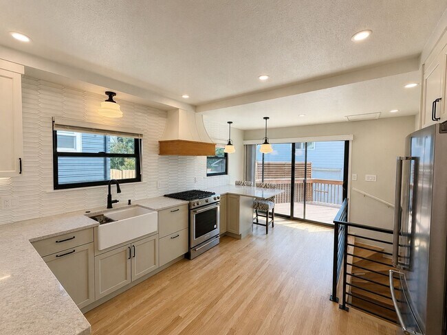 Building Photo - Fully Remodeled Ballard 5 Bed/2 Bath Home w/ A/C!