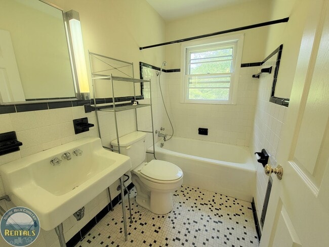 Building Photo - Spacious House Located off the 105 Bypass